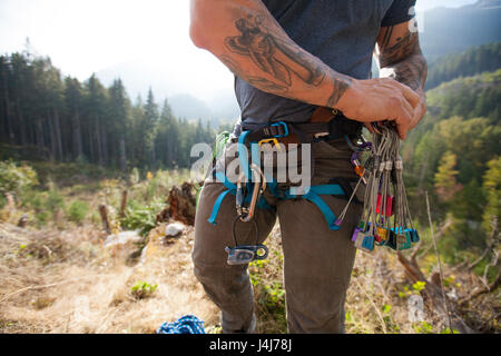 Climber wearing matériel d'escalade Banque D'Images