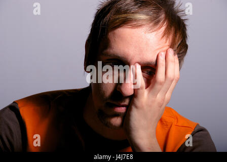 Jeune homme dans un studio l'emplacement - head shot Banque D'Images