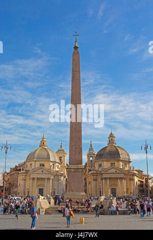 Rome, Italie. La Piazza del Popolo avec obélisque égyptien et twin églises de Santa Maria di Montesanto sur la gauche et Santa Maria dei Miracoli sur la r Banque D'Images