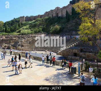 Malaga, Costa del Sol, la province de Malaga, Andalousie, Espagne du sud. Le théâtre romain sous les murs du Château des Maures. Banque D'Images