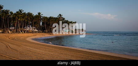 Le lever du soleil sur la plage de Bavaro à Punta Cana, République Dominicaine Banque D'Images