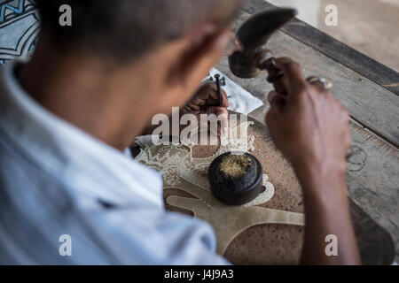 Un artisan local faisant des marionnettes en cuir (wayang kulit) à Yogyakarta, Java, Indonésie. Banque D'Images