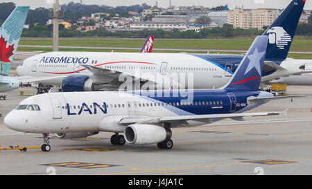 Airbus A320 de LAN Airlines à l'Aéroport International de Guarulhos, São Paulo Brésil - 2016 Banque D'Images