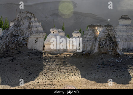 White tibétain ancien stupa Naropa au coucher du soleil près d'un monastère bouddhiste Shay Gonpa, la vallée de l'Indus, Ladakh, Inde. Banque D'Images