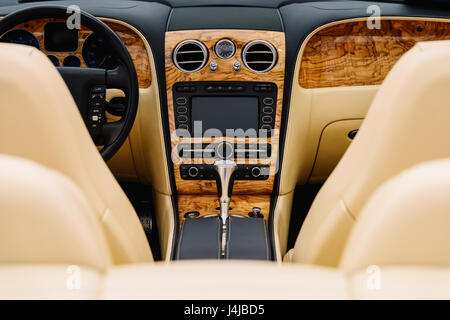 Voiture classique intérieur avec vue sur la planche de bord Banque D'Images