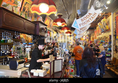 Intérieur de la Big Top Candy Shop sur S Congress Avenue à Austin, Texas, la vente de bonbons et confiseries traditionnels américains Banque D'Images