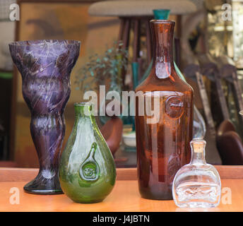 Vieilles bouteilles colorées et des vases de lumière naturelle. Banque D'Images