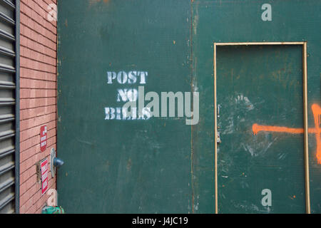 Aucun projet de loi post sign symbole sur la construction mur urbain Banque D'Images