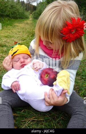 Big Sister holding nouveau petit frère Banque D'Images