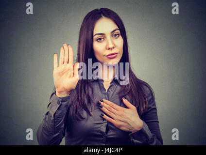 Femme faisant une promesse ou témoigne Banque D'Images