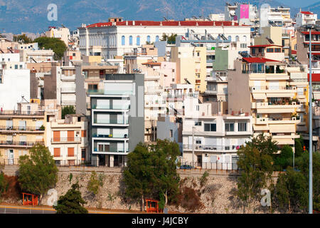 La ville portuaire de Pirée dans la région de l'Attique en Grèce sur la côte est du golfe Saronique. Zone urbaine d'Athènes Banque D'Images