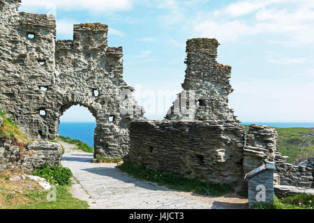 Vestiges de murs au château de Tintagel en Cornouailles, Angleterre, Grande-Bretagne, Royaume-Uni. Banque D'Images