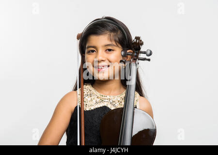 Petite fille indienne/asiatique mignonne jouant du violon, isolée sur fond blanc Banque D'Images