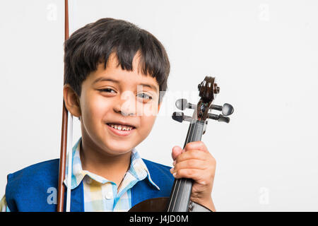 Mignon petit garçon indien/asiatique jouant du violon comme un professionnel, isolé sur fond blanc Banque D'Images