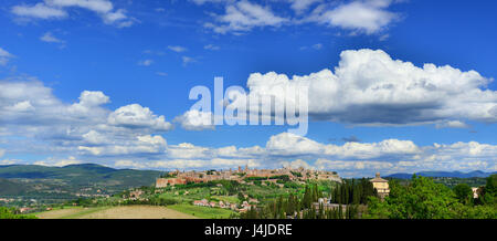 Vieille ville médiévale d'Orvieto panorama avec les nuages, dans la campagne italienne Banque D'Images