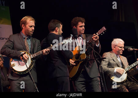 Brevard, NC, USA -Septembre 11- l'abrupte Canyon Rangers effectuer avec invité surprise, le comédien Steve Martin à la montagne de Bluegrass Festival chanson je Banque D'Images