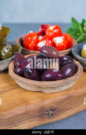 Apéritif tapas antipasti méditerranéens avec bols et vert Olives Calamata, fromage feta, herbes, poivre farcies Banque D'Images
