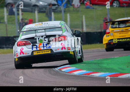 Jake hill dans sa Volkswagen cc au cours de la libre pratique de la Dunlop msa British Touring Car Championship 2017 à thruxton race course Banque D'Images