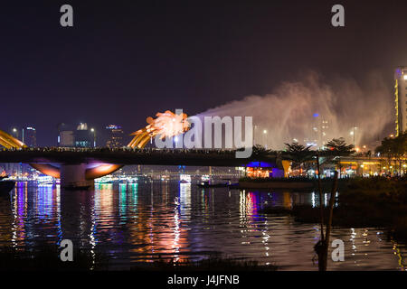 DA nang, Vietnam - 12 mars 2017 : Dragon River Pont sur le fleuve Han, Cau Rong Rong (Pont) Banque D'Images