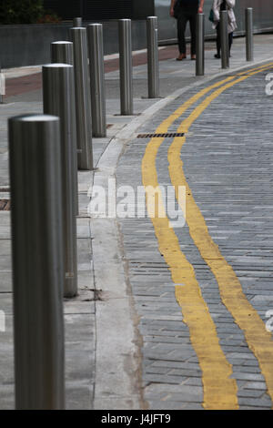 Double Yellow Brick Road sur les lignes avec bornes lumineuses Banque D'Images