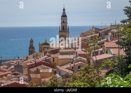 France, Alpes Maritimes, Menton, St.Michel tour de l'église et la vieille ville Banque D'Images