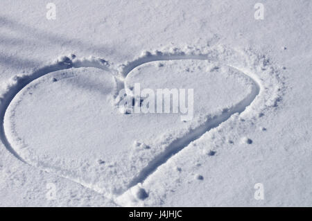 Coeur dessiné dans la neige Banque D'Images