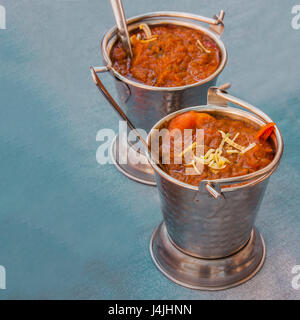 Balti crevettes, un plat indien, servi dans la vaisselle typique, square photo Banque D'Images