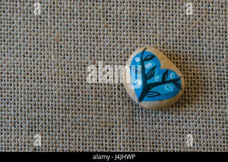 Peint à la main, de couleur belle pierre sur la table Banque D'Images