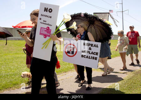 Les soins de santé abordables, manifestants révision ouside Louisiane rpresentative Scalise's bureau à New Orlenas, LA, USA. Le 8 mai 2017. Banque D'Images