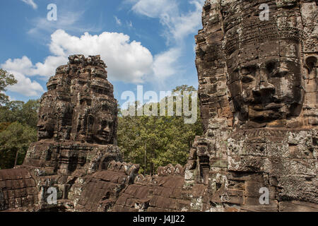 Sourire énigmatiques visages sculptés, Prasat Bayon, Angkor, Siem Reap, Cambodge Banque D'Images