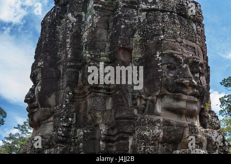 Sourire énigmatiquement visages sculptés, Prasat Bayon, Angkor, Siem Reap, Cambodge Banque D'Images