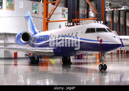 SHEREMETYEVO, RÉGION DE MOSCOU, RUSSIE - le 22 décembre 2011 : Un Bombardier Global 5000 OY-SGC debout dans un hangar à international Sheremetyevo airp Banque D'Images