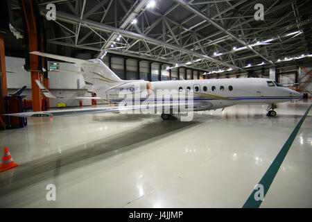 SHEREMETYEVO, RÉGION DE MOSCOU, RUSSIE - le 22 décembre 2011 : Un Hawker Beechcraft 4000 M-KENF debout dans un hangar à international Sheremetyevo airp Banque D'Images