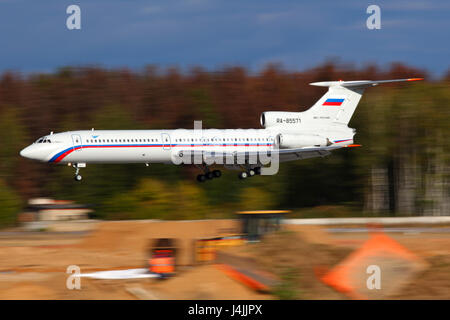 CHKALOVSKY, DANS LA RÉGION DE MOSCOU, RUSSIE - le 28 septembre 2011 : Tupolev Tu-154B-2 RA-85571 de la Force aérienne russe à l'atterrissage à Chkalovsky. Banque D'Images