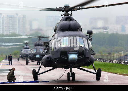 Concert, MOSCOU, RUSSIE - 9 mai 2012 : force aérienne russe Mi-8MT RF-06059 à Touchino airfiled lors du défilé de la victoire. Banque D'Images