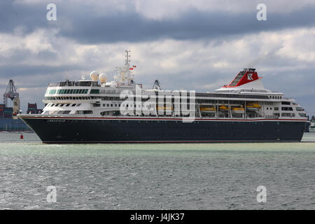 Mme Braemar de Fred Olsen Cruises quitter port resplendissant dans son nouveau schéma de peinture Banque D'Images