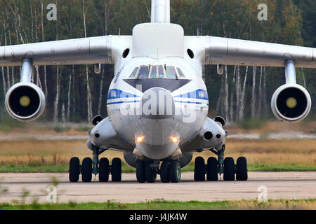CHKALOVSKY, DANS LA RÉGION DE MOSCOU, RUSSIE - le 12 septembre 2010 : Ilyushin IL-76VKP IL-82 RA-76450 de la Force aérienne russe taxiing à Chkalovsky. Banque D'Images