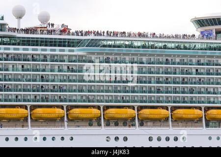 Sur les passagers du MS Royal Caribbean Navigator of the Seas qu'il quitte Southampton Banque D'Images