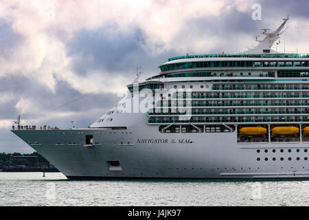 Le MS Royal Caribbean Navigator of the Seas quitte le port de Southampton. Banque D'Images