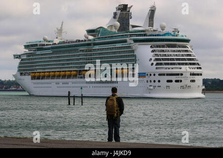 Une personne regarde sur à Royal Caribbean's MS Navigator of the Seas quitte le port de Southampton. Banque D'Images