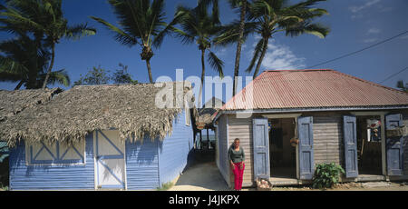 La péninsule de Samana, République dominicaine, type. / Maisons Maisons bois, magasin de souvenirs sous les Caraïbes, maisons / chalets d'été, bleu, Türe et volets fermés, palmiers, ciel bleu, toit de Palm à l'aide d'un fouet, Banque D'Images