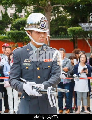 TAIPEI, TAIWAN : la modification de la Garde de cérémonie avec fusil et baïonnette à touriste à l'arrière-plan au Sanctuaire des martyrs de la révolution nationale Banque D'Images