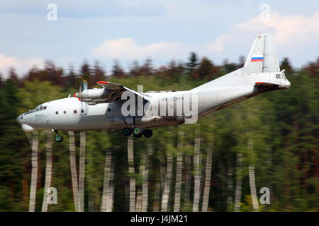 CHKALOVSKY, DANS LA RÉGION DE MOSCOU, RUSSIE - le 26 août 2011 : Antonov An-12 RA-11344 de la Force aérienne russe à l'atterrissage à Chkalovsky. Banque D'Images
