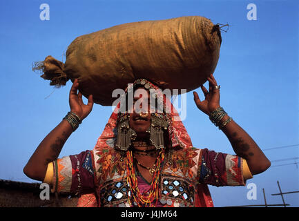 L'Inde, Goa, Gypsy, chef, la moitié de la charge à l'extérieur, portrait, femme, vêtements indiens, traditionnellement, costume national, tatouage, anneau nasal Banque D'Images