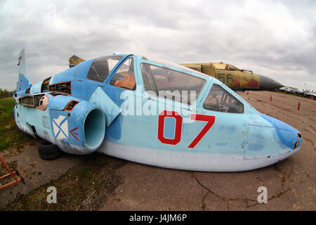 Koubinka, DANS LA RÉGION DE MOSCOU, RUSSIE - Mai 6, 2011 : transporteur basé Sukhoi Su-25UTG 07 ROUGE de Marine russe sur le stockage à Koubinka air force base. Banque D'Images