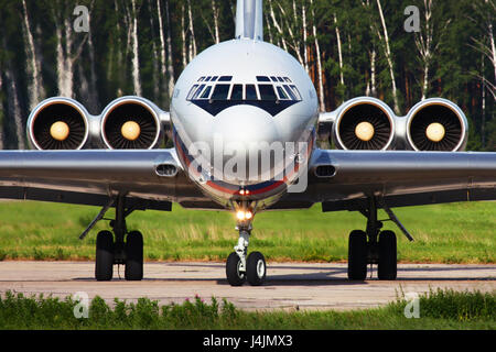 CHKALOVSKY, DANS LA RÉGION DE MOSCOU, RUSSIE - le 23 juin 2010 : Iliouchine Il-62M RA-86496 de la Force aérienne russe taxiing à Chkalovsky. Banque D'Images