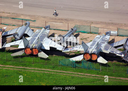 KHODYNSKOE POLE, MOSCOU, RUSSIE - le 24 juin 2011 : divers vieux avions de chasse à réaction debout à l'aéroport fermé. Banque D'Images