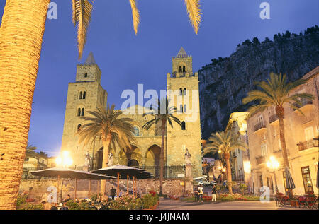 L'Italie, la Sicile, Cefalù, Piazza del Duomo, la cathédrale, le café de la rue, le soir de l'été, ville, port, bâtiment, structure, point d'intérêt, de l'église, 12. 100., parvis, palm, détail Banque D'Images