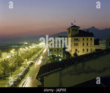 Italie, Toscane, Viareggio, front de mer, rue, équipements de l'hôtel, la tombée de la ville, promenade, des hôtels, des avis, des lanternes, de l'éclairage, les lumières, le soir, dans la soirée, le Grand Hotel Royal Banque D'Images