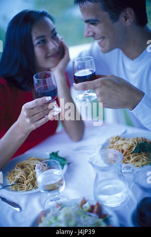 Restaurant, couple, contact oculaire, wineglasses, relever la vitre à l'extérieur, bar, terrasse, les jeunes, les loisirs, les habitudes de vie, spaghetti, boire, des boissons, de l'eau, le verre, l'eau, vin rouge, alcool, boissons, boissons, heureusement, sourire, tombe amoureux, l'amour, heureusement, flirt, flirt, kick off Banque D'Images